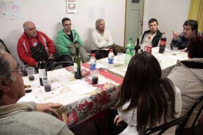 Candidatos del FpV con vecinos de Villa Primera