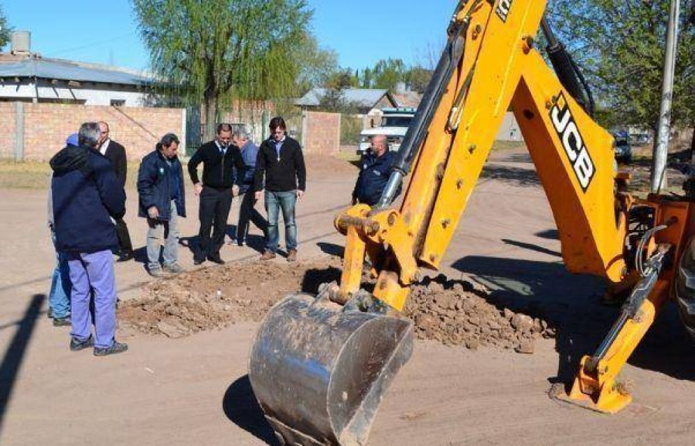 Larra�aga recorri� obra de red de agua potable y cloacas