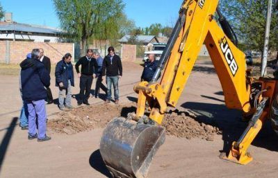 Larra�aga recorri� obra de red de agua potable y cloacas