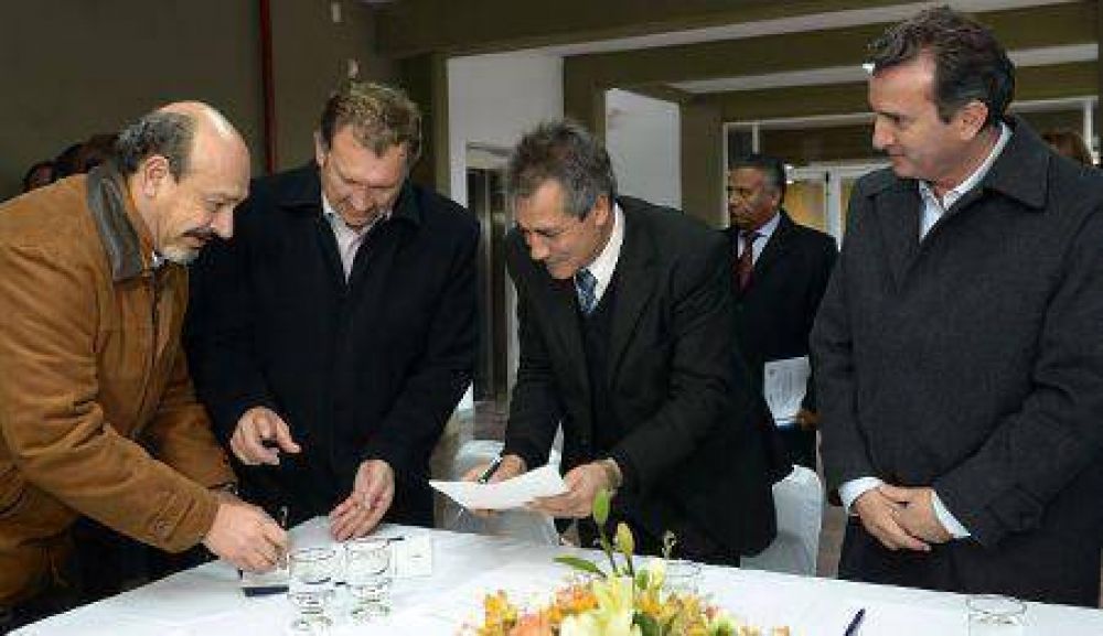El Gobierno firm� el inicio de obra de la Unidad de Diagn�stico Intensivo de Tupungato