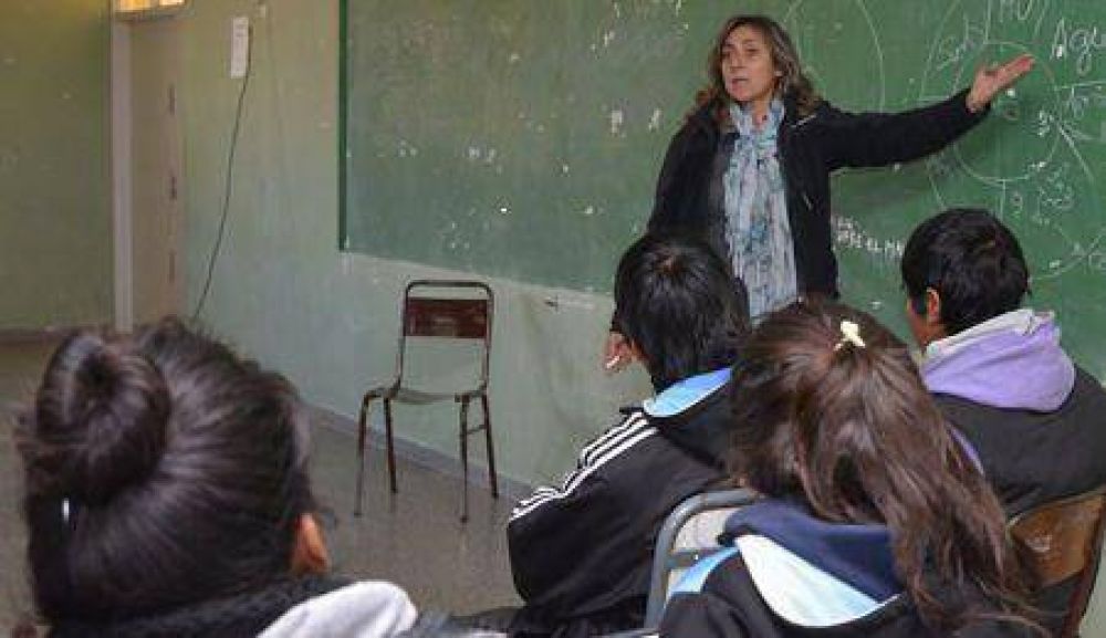Agroindustria brinda capacitaciones sobre riego en escuelas secundarias