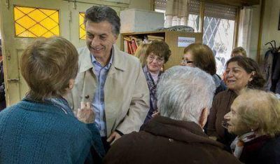 Macri desayun� con abuelos de Villa Pueyrred�n