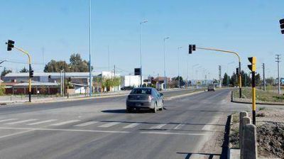 Colocaron nuevos sem�foros en el acceso sur por la Rotonda �5 de Octubre�