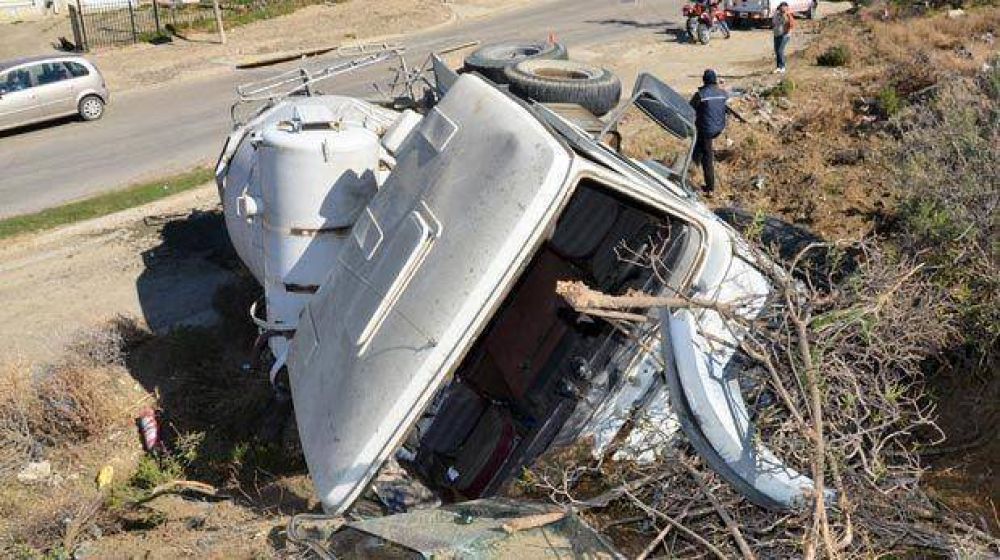 Un cami�n mezclador volc� cargado de cemento en cercan�as de Saavedra