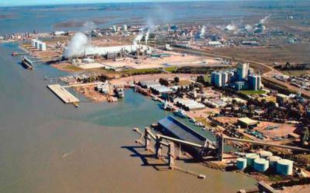 Un buque derram� combustible en Bah�a Blanca