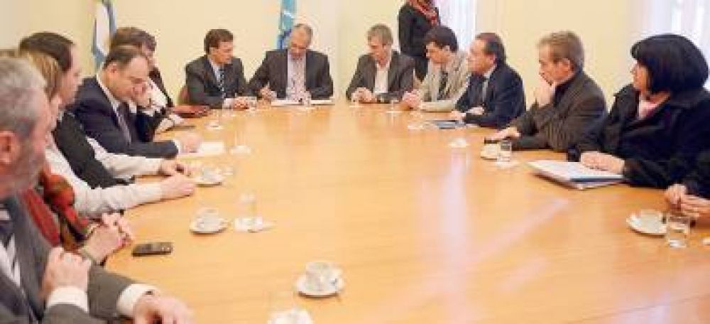 Buzzi firm� convenios para materializar un renovado plan de trabajo sanitario en la provincia