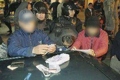 Sorprenden a cuatro narcos y les secuestran drogas y dinero en Fr�as