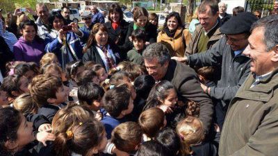 Urribarri inaugur� obras en escuelas  