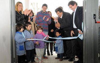 De Lucia y Sileoni inauguraron un jard�n de infantes en Escobar