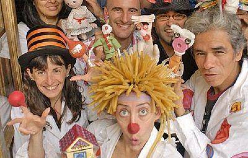 La compa��a de t�teres de Cultura en un encuentro con Patch Adams