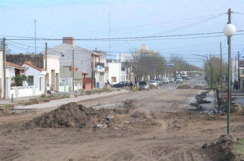 Contin�a la construcci�n de la rotonda en Labard�n y Balcarce