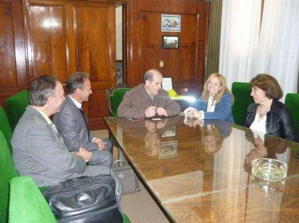 Funcionarios franceses visitaron la Alianza Francesa local