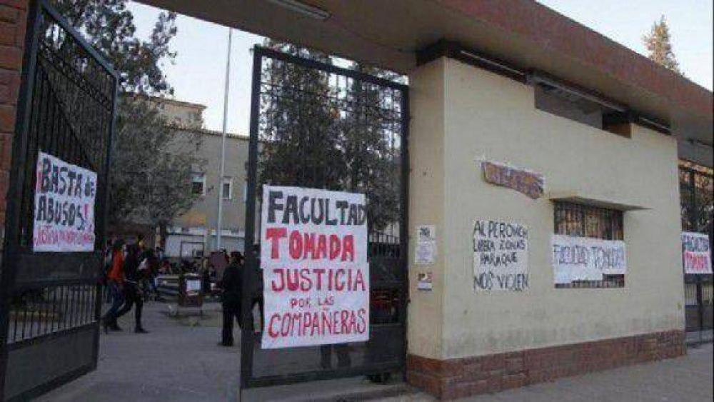 Contin�an la toma en tres facultades de la UNT