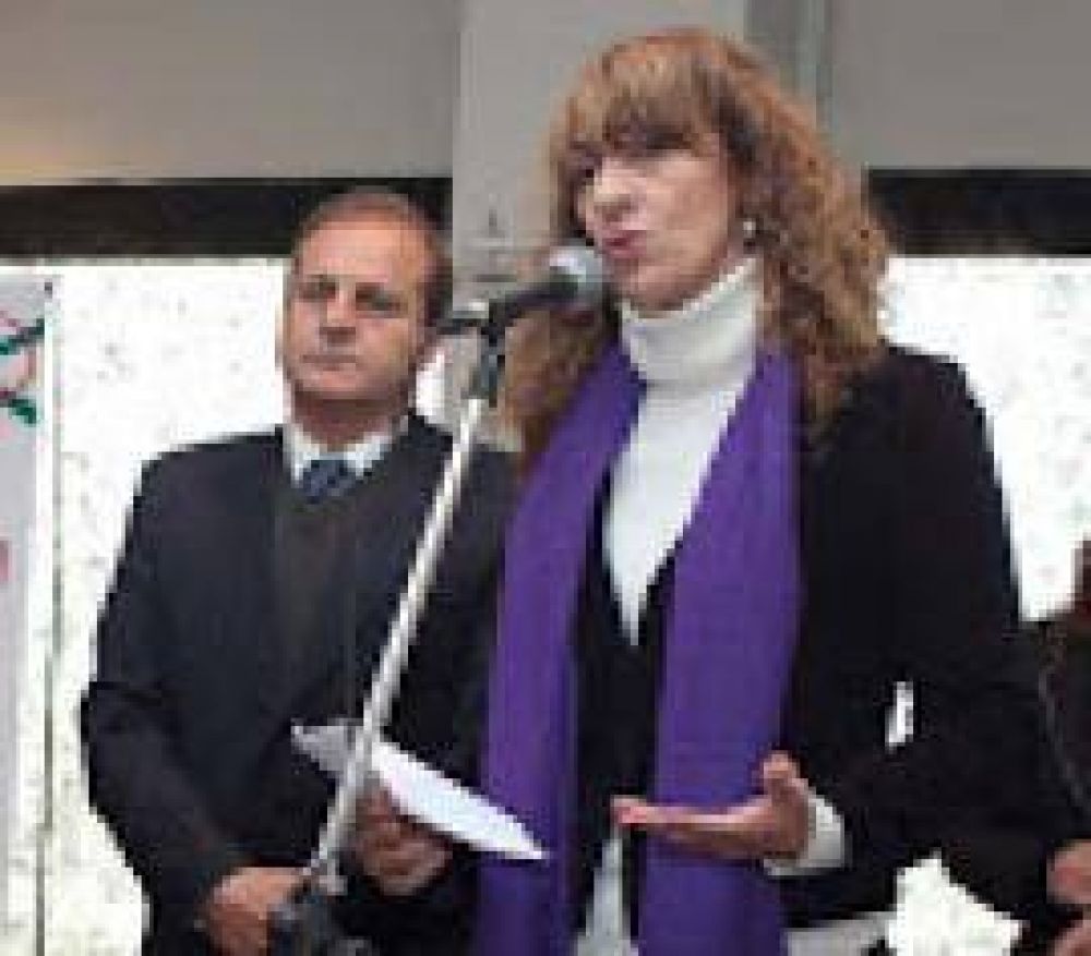 Malestar en la Caja Popular por un premio de Cortalezzi a Liliana Fal�