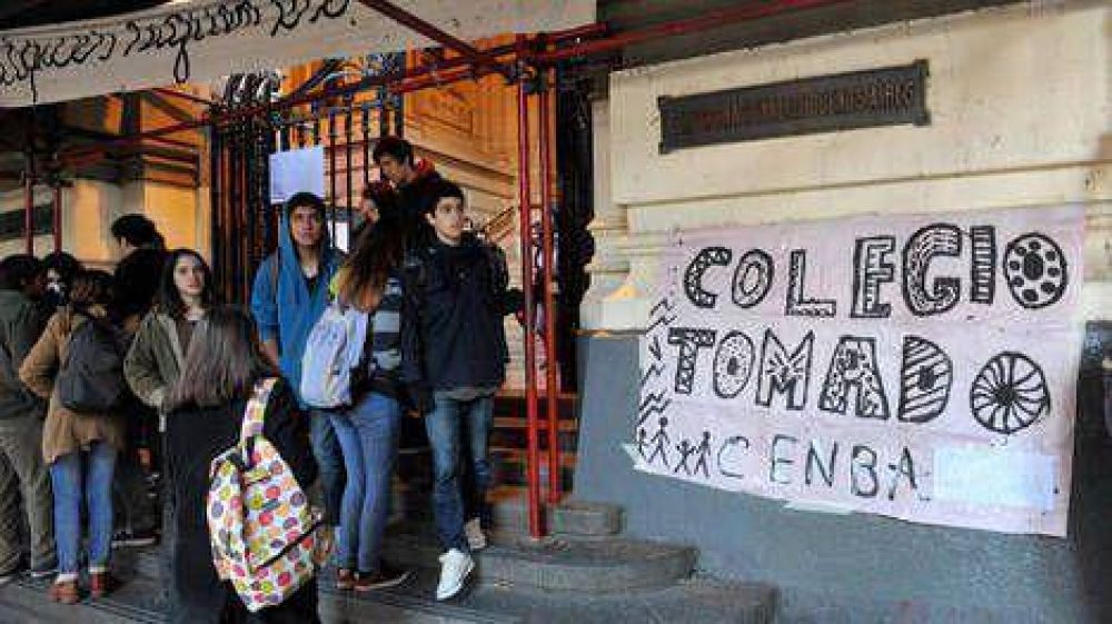 Por la protesta de estudiantes, el rector del Nacional Buenos Aires pas� la noche en el colegio