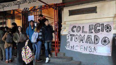 Por la protesta de estudiantes, el rector del Nacional Buenos Aires pas� la noche en el colegio