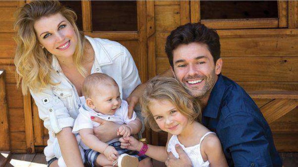 Mariano Martnez y Juliana Giambroni presentan a su hijo Milo