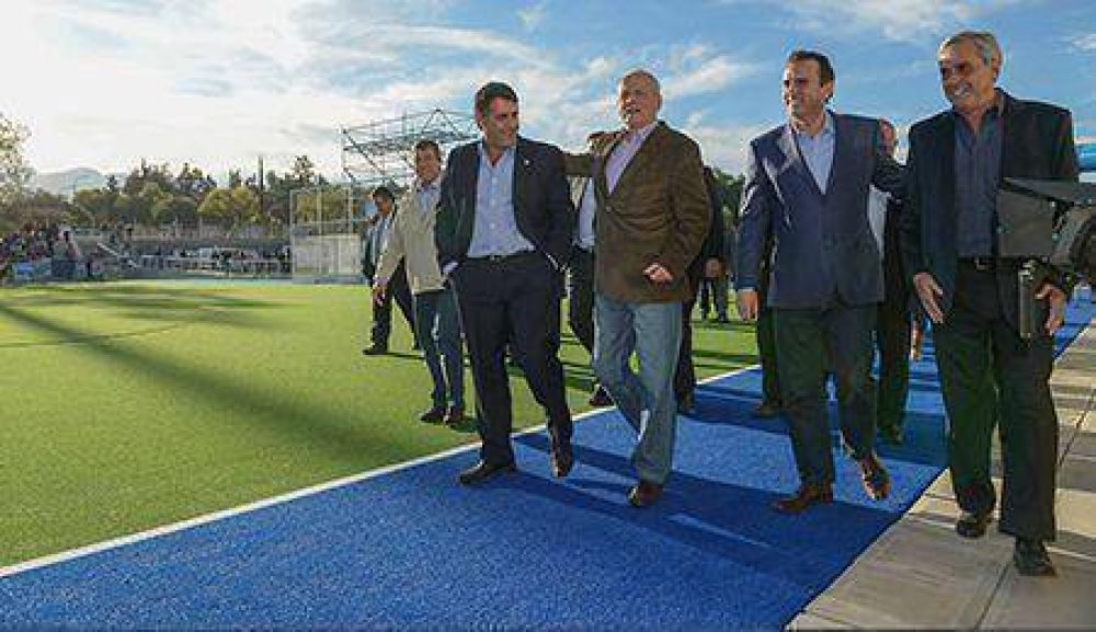 La Villa Deportiva Provincial ya tiene su cancha de Hockey sobre C�sped