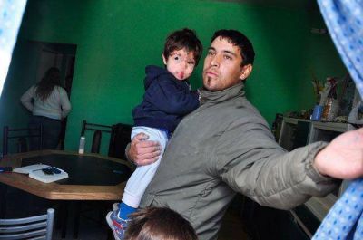 Joven pareja con dos ni�os usurp� una vivienda y polic�as intentaron desalojarla