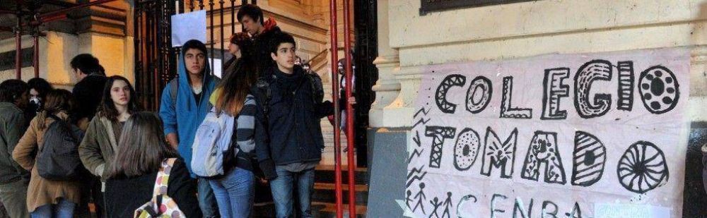 7 colegios tomados