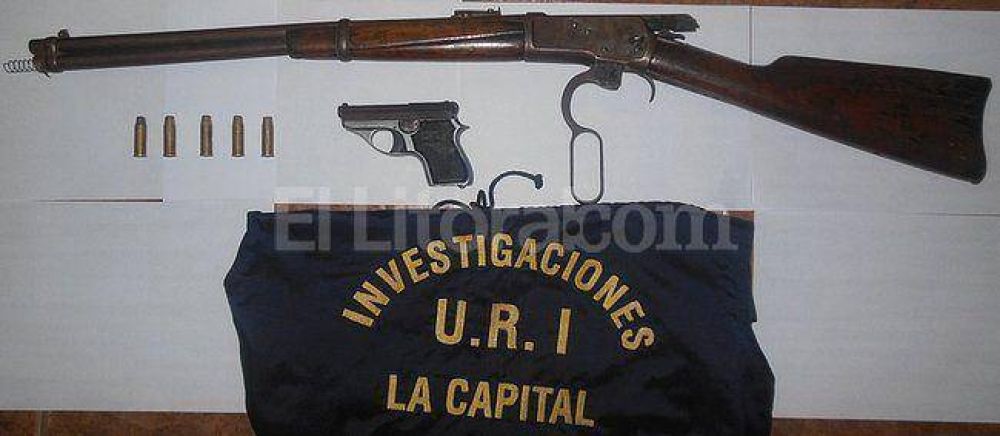 Cuatro detenidos y dos armas de fuego incautadas en un allanamiento