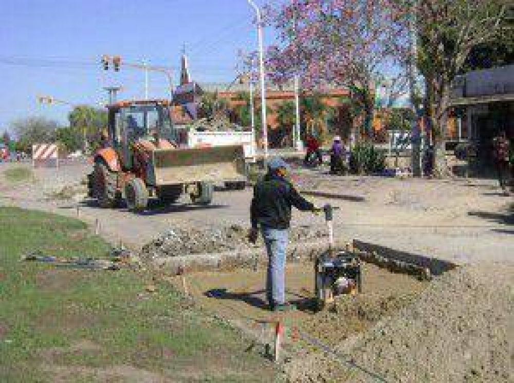 Realizan trabajos de bacheo en transitada calle de la zona norte
