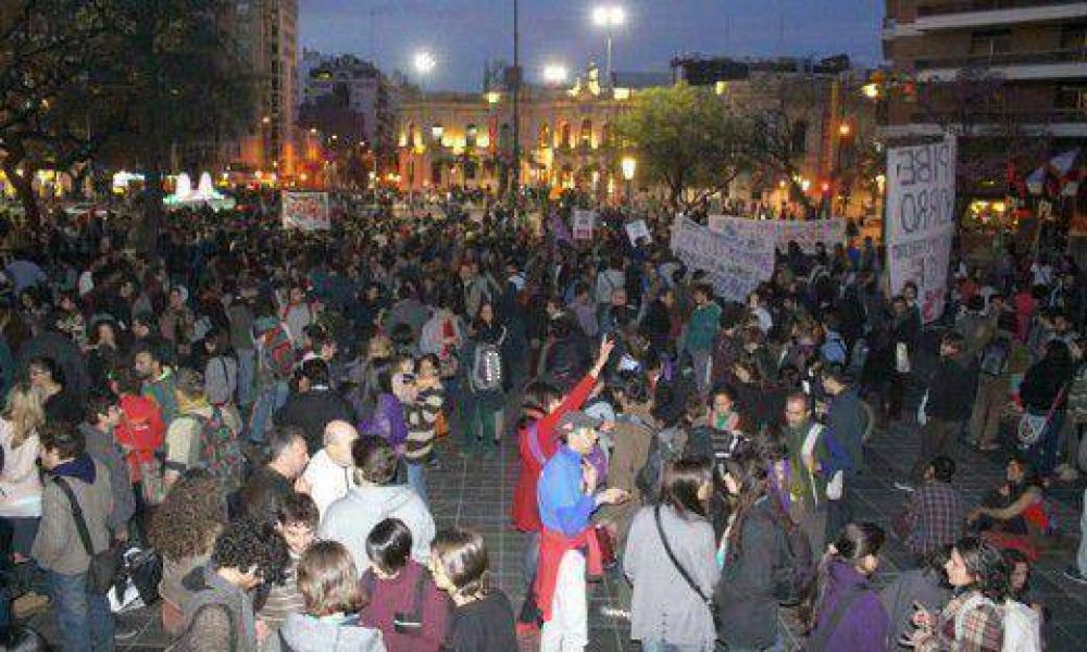 De la Sota tuvo su primer cacerolazo masivo en 14 a�os