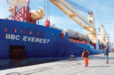 Buque mercante atrac� en el puerto con casi mil toneladas de equipos petroleros