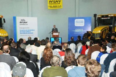 Capitanich inaugur� una ensambladora de tractores en Coronel Du Graty