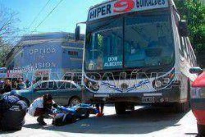 Colectivo sin frenos perdi� el control y arroll� a una mujer