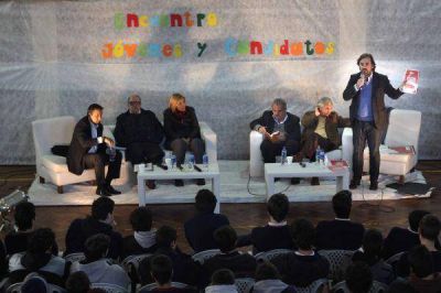 Giri expuso sus propuestas en debate ante estudiantes