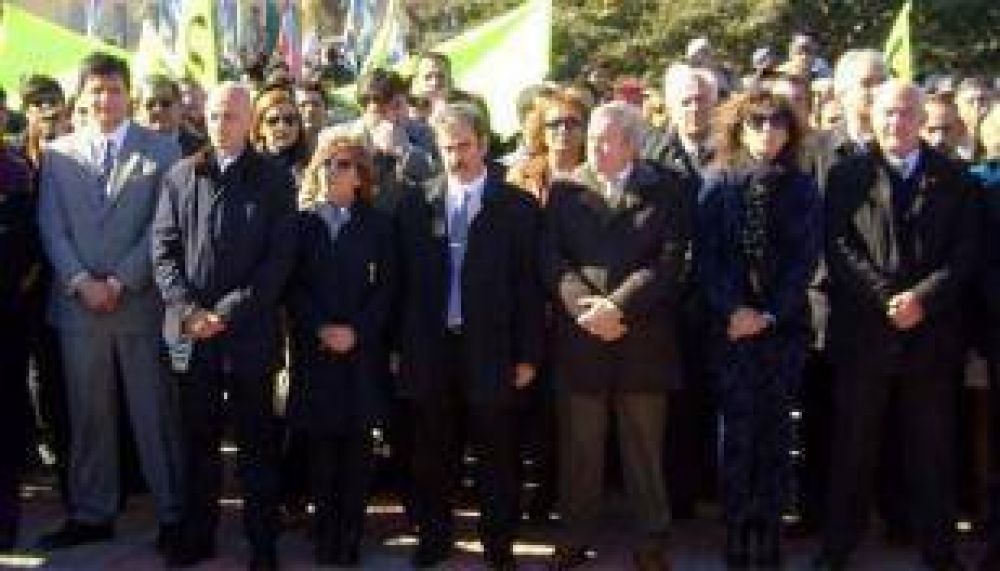El Gobernador �vino con las manos vac�as y con patoteros a empa�ar la fiesta de todo un pueblo�