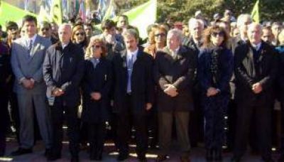 El Gobernador �vino con las manos vac�as y con patoteros a empa�ar la fiesta de todo un pueblo�