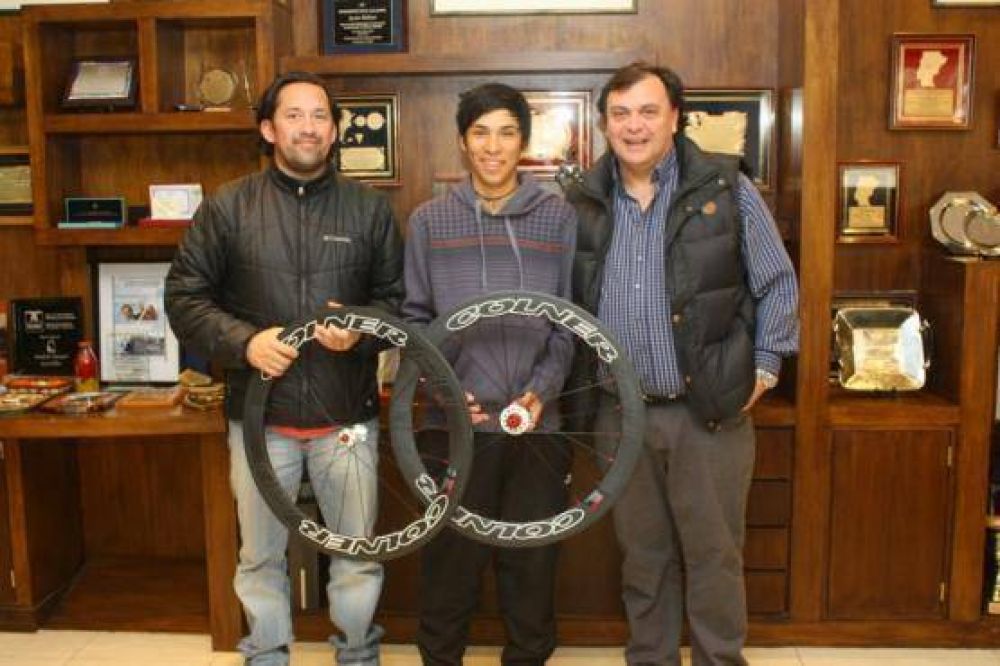 Importante donaci�n a ciclista