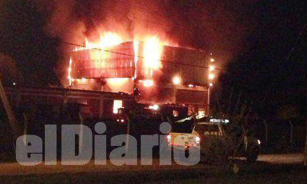 Ardi� en Villa Rosa el dep�sito de una f�brica de pl�sticos