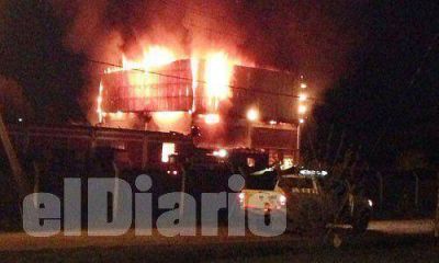 Ardi� en Villa Rosa el dep�sito de una f�brica de pl�sticos