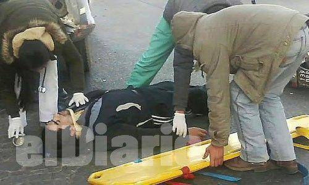 Dos heridos en un accidente entre un ciclomotor y un auto importado