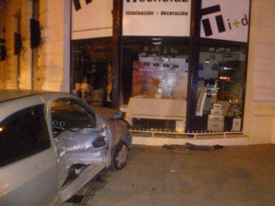 Chocaron dos autos: uno de los veh�culos impact� contra la vidriera de un local c�ntrico