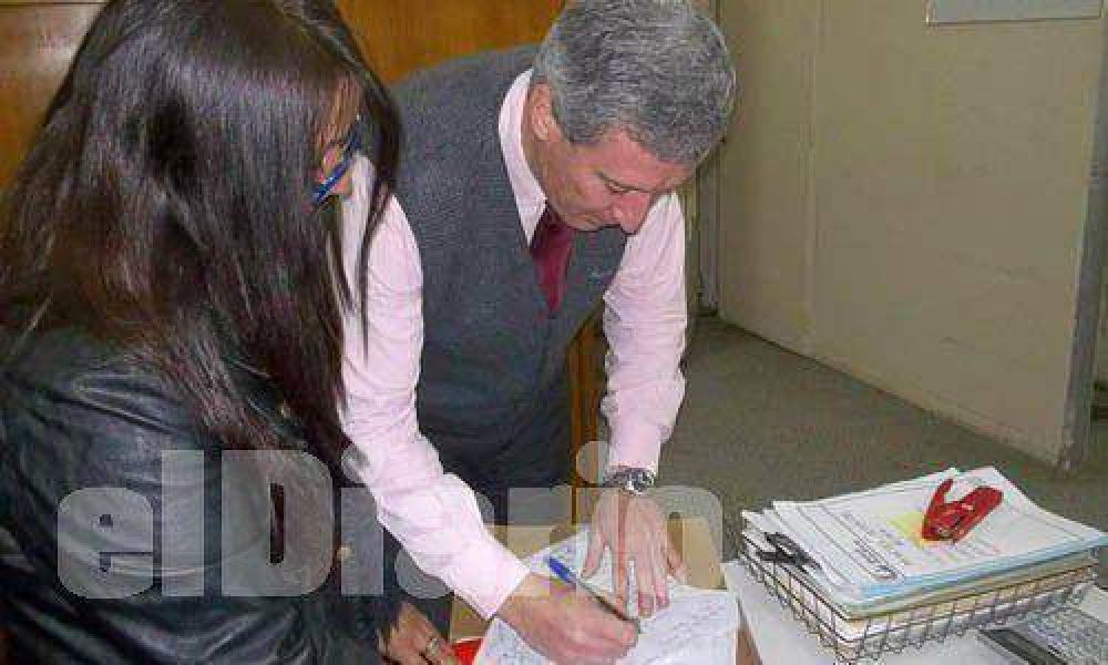 Vecinos presentaron mil firmas para que Derqui ampl�e su �nico banco