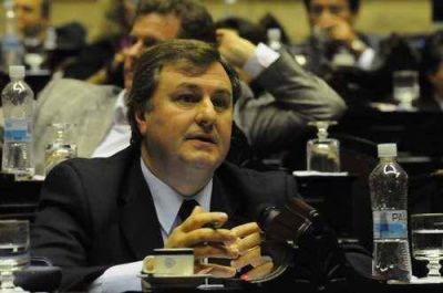 Ducl�s present� un proyecto para crear regal�as sobre el uso del agua en las actividades extractivas