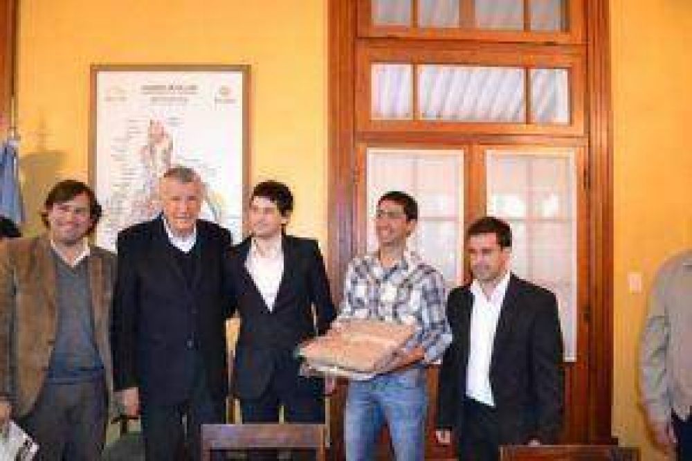 Entregaron becas a en�logos para que se capaciten en Francia