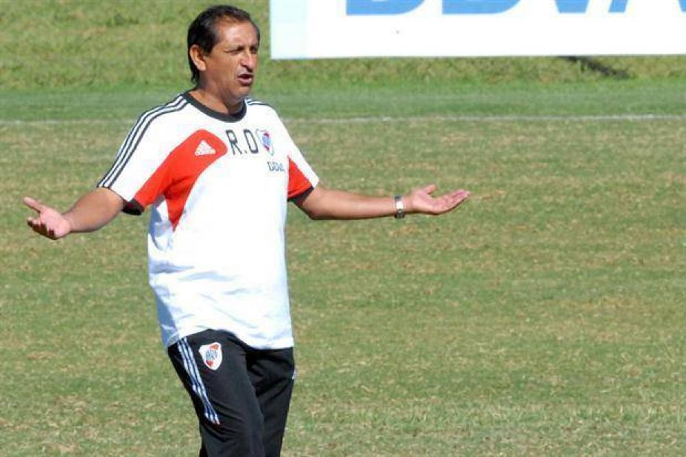 Ram�n D�az confirm� el equipo para jugar esta noche con un sistema 3-4-2-1