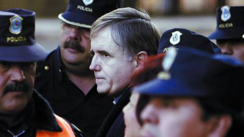 Un obispo sali� a defender al padre Grassi