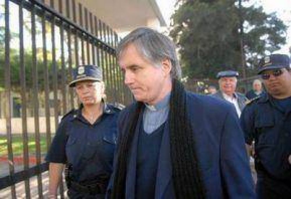 Ordenan detener al cura Julio C�sar Grassi