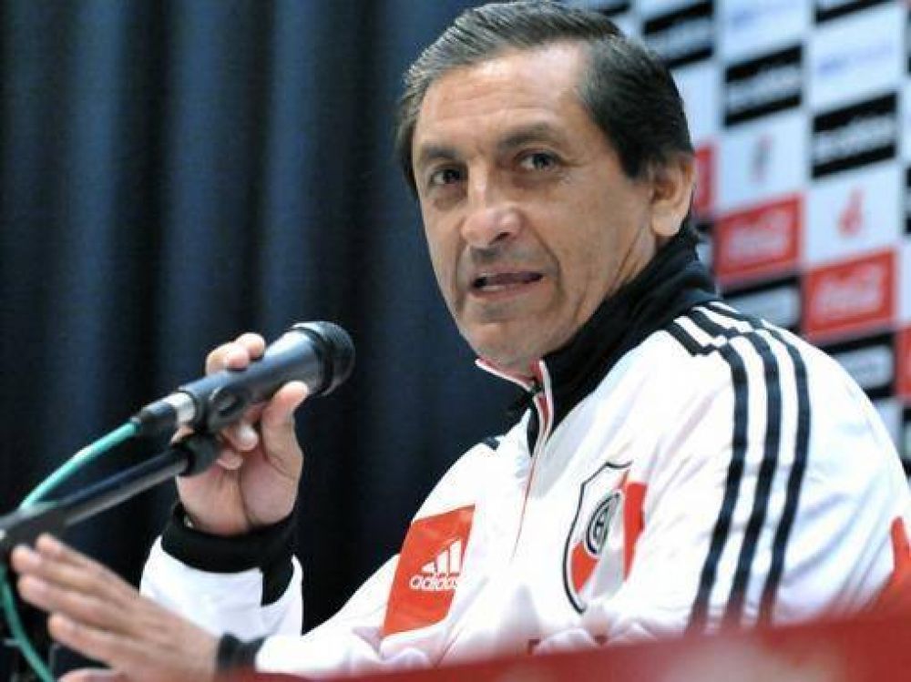 Ram�n D�az confirm� el equipo con la titularidad de Ferreyra ante Loja