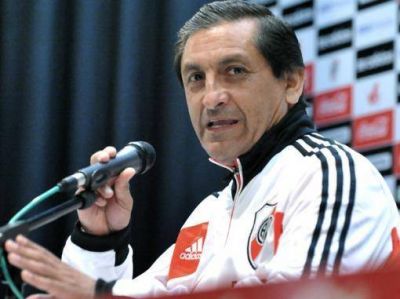 Ram�n D�az confirm� el equipo con la titularidad de Ferreyra ante Loja