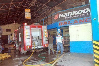 Incendio en el fondo de una gomer�a de avenida Drago