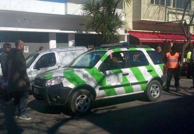 Inspector de Tr�nsito agredi� a joven madre y polic�a lo salv� de una segura paliza