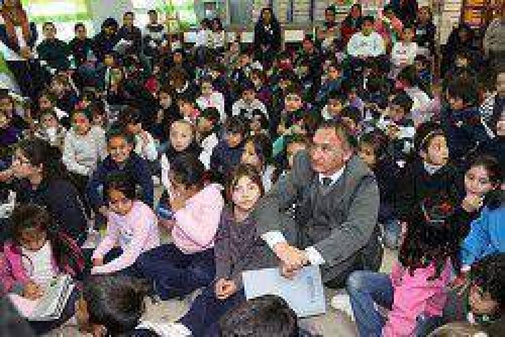 Soto valor� el compromiso de los docentes y padres en la educaci�n de los ni�os