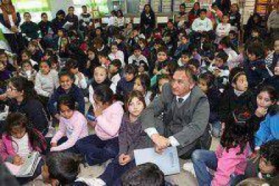Soto valor� el compromiso de los docentes y padres en la educaci�n de los ni�os